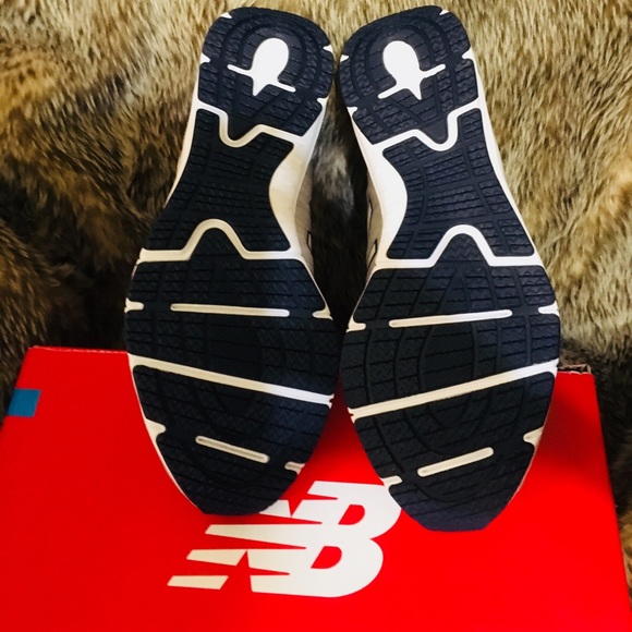 🎈SOLD🎈Silver/Mink Cozy NWT New Balance Women's - Picture 4 of 8